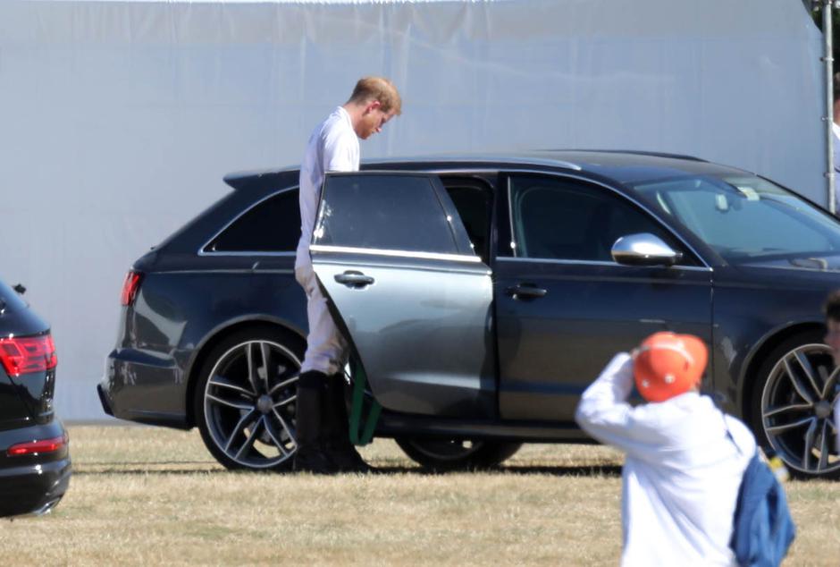 Princ Charles ima Aston Martin DB6 koji troši bijelo vino | Author: Lainey Gossip