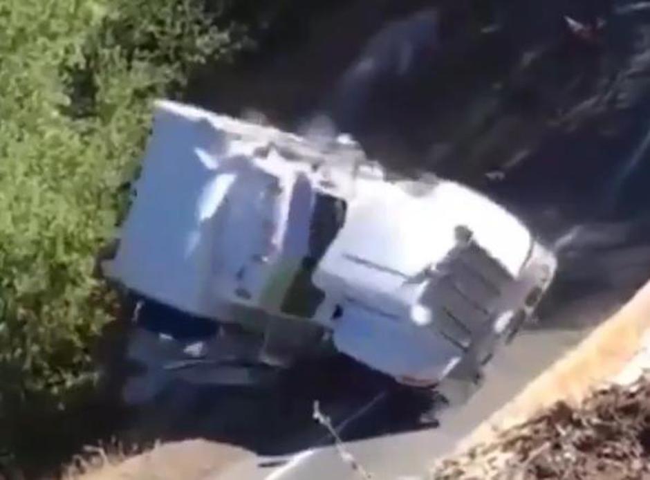 Vozač kamiona ignorirao znakove opasnosti pa ga sustigla karma | Author: instagram