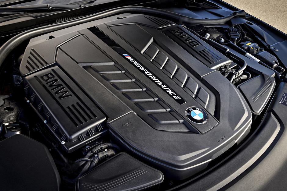 BMW motor V12 | Author: BMW