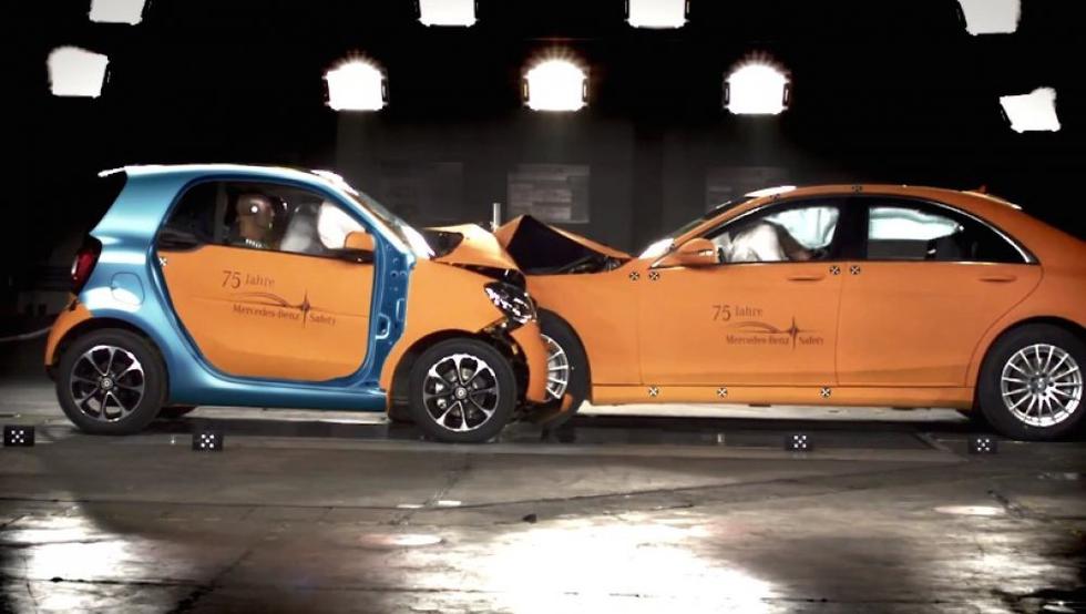 VIDEO: Maleni Smart doslovno uništio Mercedesovu S-klasu