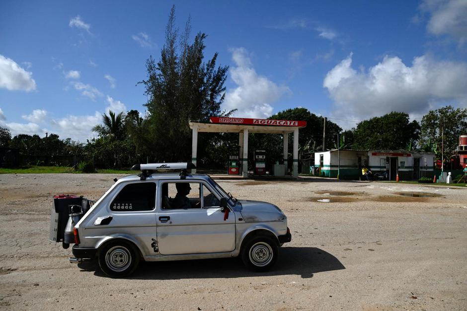 Facing U.S. oil blockade, Cuban man powers car with charcoal | Author: Norlys Perez/REUTERS