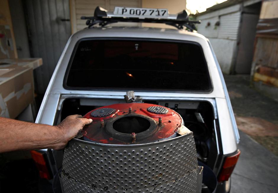 Facing U.S. oil blockade, Cuban man powers car with charcoal | Author: Norlys Perez/REUTERS