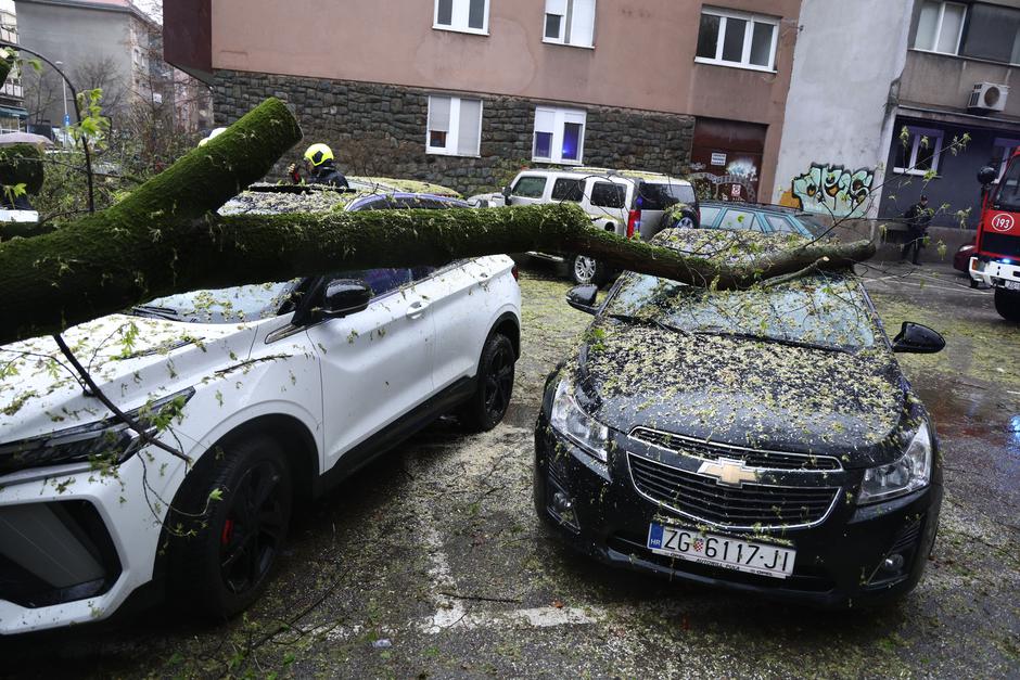 Zagreb:  Nevrijeme i jak vjetar ruše drveće koje pada po automobilima | Author: Josip Mikacic/PIXSELL