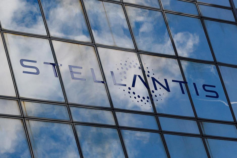 FILE PHOTO: The logo of Stellantis sits on the company's building in Poissy | Author: STEPHANIE LECOCQ/REUTERS