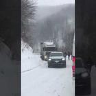 Ako ne ide zovi Audi: Zameteni kamion iz snijega izvukao njemački SUV