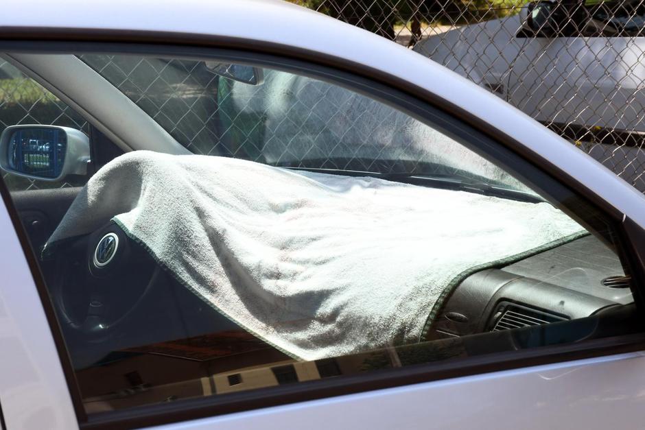 Stanovnici Siska raznim sjenilima štite automobile od utjecaja sunca | Author: Nikola Cutuk/PIXSELL