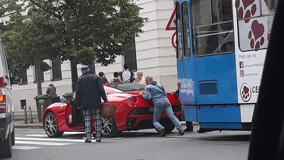 Crveni Ferrari ostao bez goriva i zaustavio promet u Zagrebu | Author: čitatelj 24sata