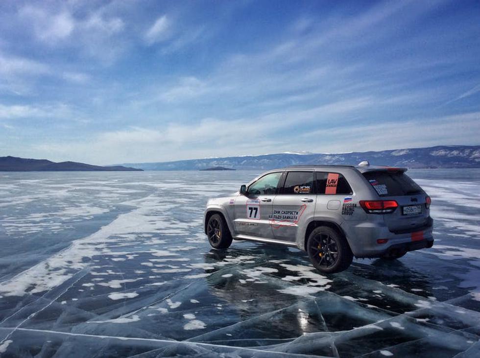 Novi rekord: Jeepom Trackhawkom vozio po ledu čak 280 km/h