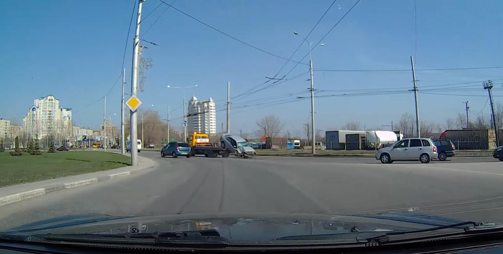 VIDEO: Ruski vozač šlepe razmišljao o punici pa uzrokovao kaos na cesti