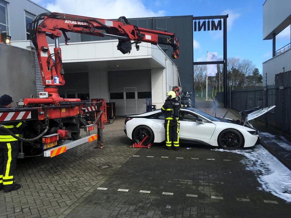 BMW i8 se zapalio pa ga vatrogasci 'ubacili' u tank pun vode | Author: DRIVETRIBE