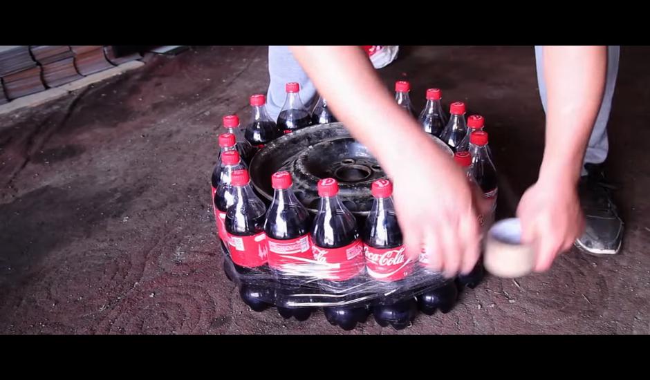 VIDEO: Kad nemaš za gumu, i Coca Cola će poslužiti | Author: YouTube