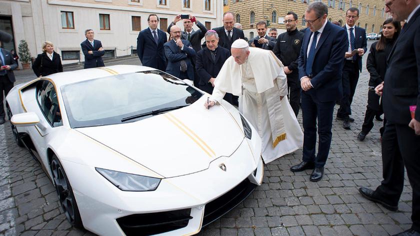 Osvojite Lamborghini Huracán koji je bio poklonjen papi Franji