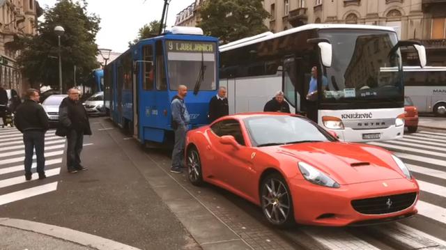 Crveni Ferrari ostao bez goriva i zaustavio promet u Zagrebu