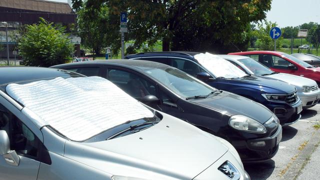 Stanovnici Siska raznim sjenilima štite automobile od utjecaja sunca