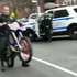 Policajac bez kacige sjeo na zapljenjeni motocikl, prošao kroz crveno i 'rasuo se' po asfaltu