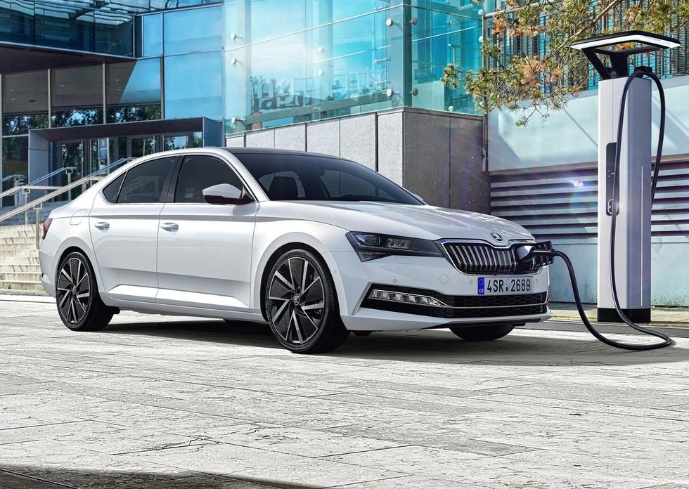Poslovna kraljica: Predstavljena nova Škoda Superb
